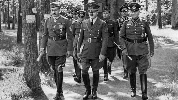 Freiherr Gustaf Mannerheim und Adolf Hitler auf eienr Waldlichtung, 1942