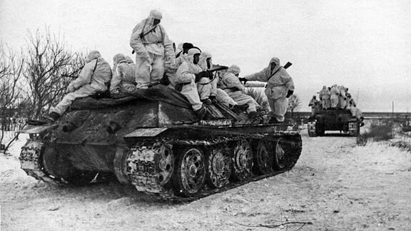 Schlacht um Stalingrad, sowjetische T-34-Panzer und Infanterie rücken von Süden her auf Stalingrad vor, Februar 1943.