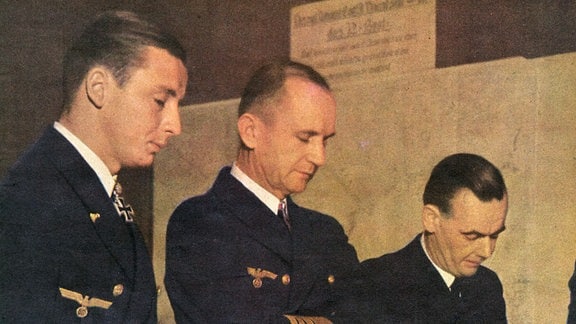 Großadmiral Karl Dönitz am Kartentisch 1943