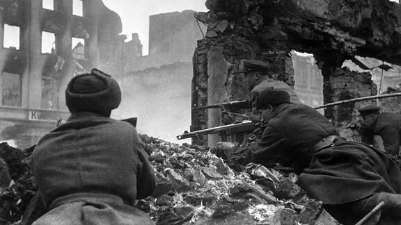 Sowietische Soldaten kämpfen 1945 am Stadtrand von Königsberg.