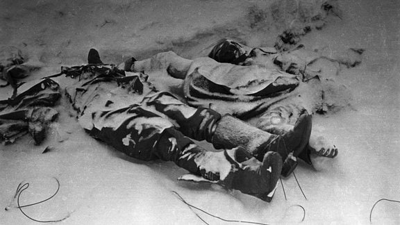 Zugeschneite Leichen deutscher Soldaten bei Stalingrad