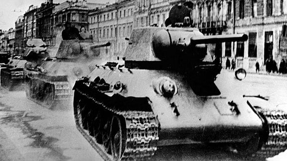 T-34-Panzer rollen in Leningrad über den Newski-Prospekt an die Front, 1943.
