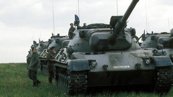 Kampfpanzer - Leopard 1 - während eines Manövers der Bundeswehr 1987