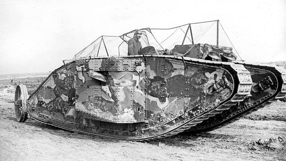 Britischer Mark I-Tank auf dem Weg in die Schlacht an der Somme Frankreich 1916