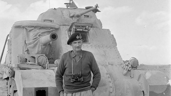 Bernard Montgomery vor Panzer