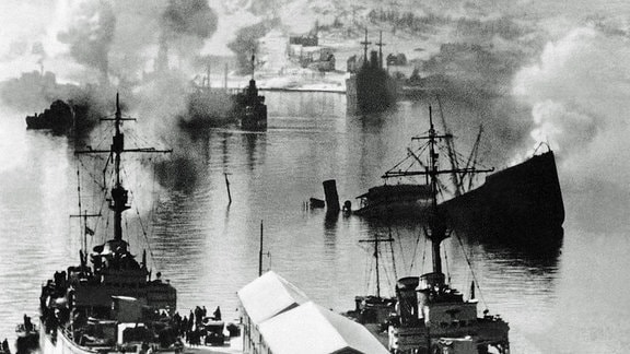Brennende Schiffswaracks nach dem Seegefecht im Ofotfjord bei Narvik 1940