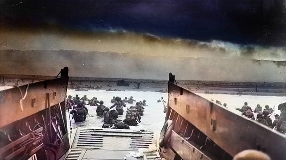 Amerikanische Soldaten waten am D-Day 1944 in Richtung Küste der Normandie.