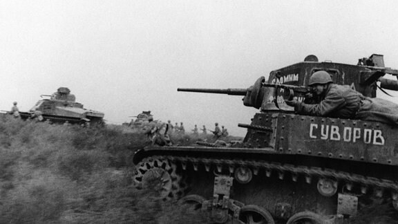 Sowjetische Panzer und Infanterie beim Angriff nordwestlich Stalingrad, 1942