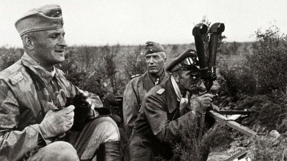 General der Panzertruppe Friedrich Paulus blickt durch Scherenfernrohr auf Stalingrad 1942