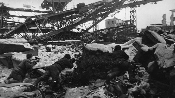 Sowjetische Soldaten im Kampf um das Stahlwerk Roter Oktober Stalingrad Januar 1943