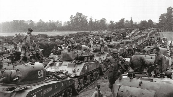 Sherman-Panzer der 2. französischen Panzerdivision vor der Panzerschlacht von Avranches