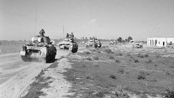 Sherman-Panzer 1943 auf einer Küstenstraße nach Tripolis.