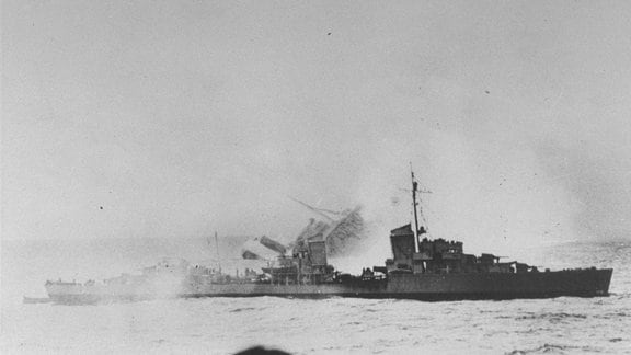 Ein Britischer Zerstörer vor einem sinkendem Schiff nach einem Torpedotreffer im Nordatlantik.