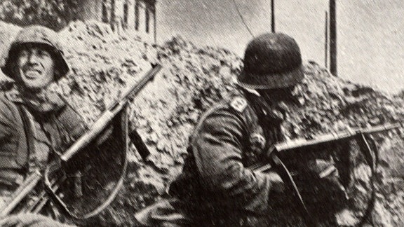 Deutsche Soldaten im Häuserkampf um Stalingrad 1942