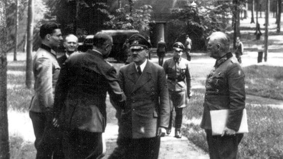Stauffenberg, Puttkamer, Bodenschatz, Hitler, Keitel vor dem Gebäude, in dem die Bombe explodieren wird.