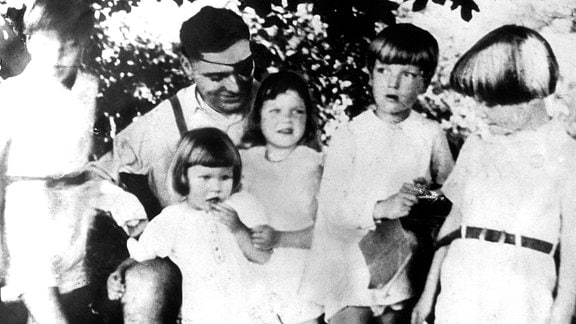 Stauffenberg nach Verwundung und Lazarett mit seinen Kindern auf Schloss Jettingen 1943