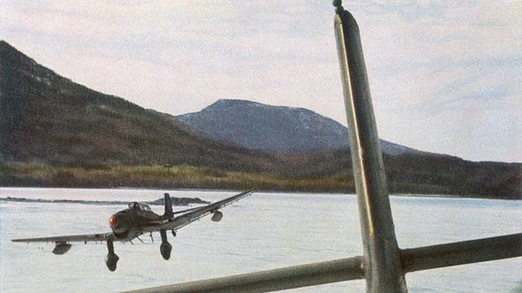Sturzkampfbomber Junkers Ju 87 über Fjord in Norwegen 1940