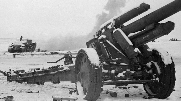Zurückgelassene deutsche Kanone und Sturmgeschütz bei Stalingrad 1943