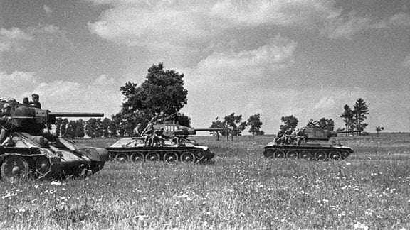 Angriff sowjetischer T-34-Panzer mit aufgesessener Infanterie