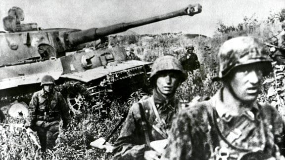 Soldaten und Tiger-Panzer der Waffen-SS an der Ostfront 1943
