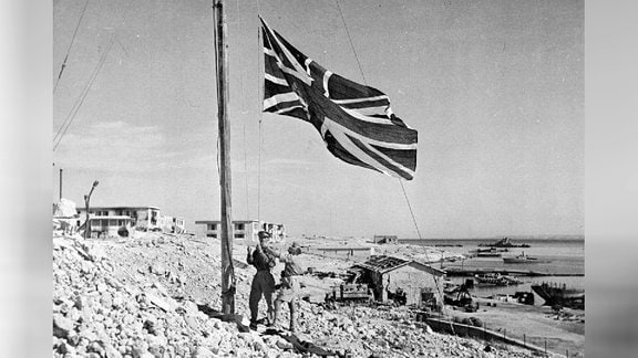 Britische Nationalflagge wird in Tobruk gehisst
