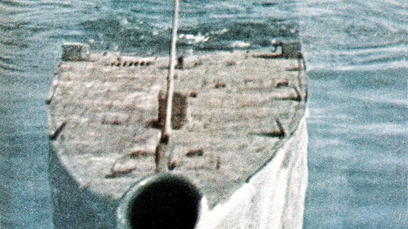 Bug eines auftauchenden deutschen U-Bootes vermutlich 1942