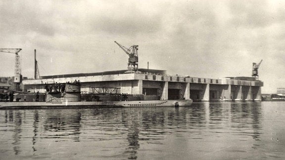 U 69 läuft vor U-Boot-Bunker St. Nazaire ein