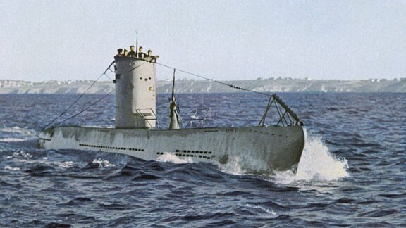 Deutsches U-Boot bei Überwasserfahrt in Küstennähe 1941