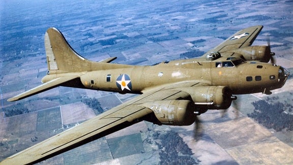 Bomber Boeing B-17 Flying Fortress der USAAF 1944 über Deutschland