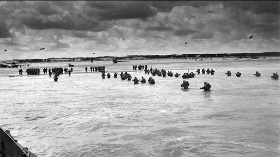 US-Soldaten waten bei Ebbe zum Utah-Beach in der Normandie