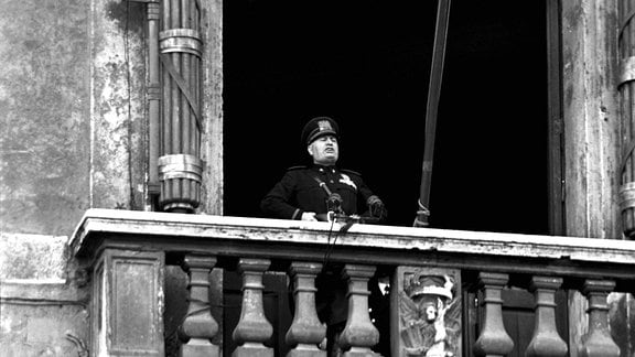 Benito Mussolini verkündet am 10. Juni 1940 auf dem Balkon des Palazzo Venezia die Kriegserklärung an Großbritannien und Frankreich.