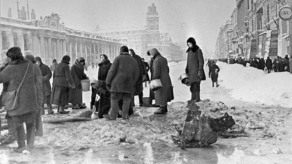 Menschen im belagerten Leningrad holen Wasser aus Granatlöchern, Dezember 1941