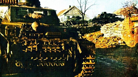 Wehrmacht-Panzer in einem sowjetischen Dorf 1942