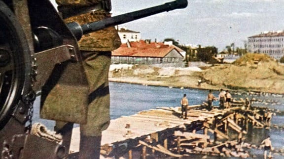 Pioniere der 18. Armee bauen eine Brücke über den Fluss Welikaja auf dem Weg nach Leningrad 1941