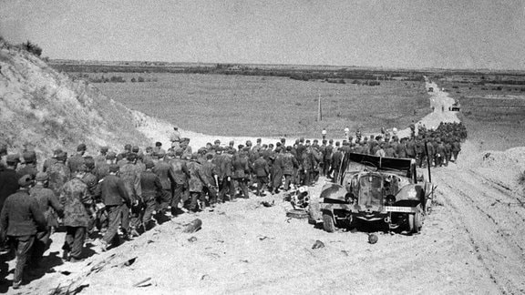 Kolonne deutscher Kriegsgefangener bei Witebsk Ende Juni 1944