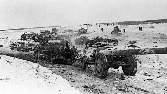 Zerstörte deutsche Militärtechnik auf einer Rückzugsstraße in der Region Woronesch Januar 1943