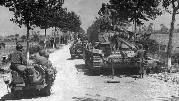 US-Soldaten begutachten zerstörten Panzer IV bei Salerno 1944.