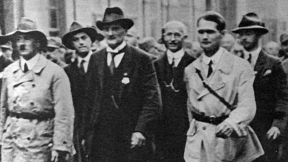 Die Nationalsozialisten Adolf Hitler, Alfred Rosenberg, Heinemann, Gottfried Feder, Rudolf Heß und Albrecht marschieren im Juni 1926 durch Weimar.
