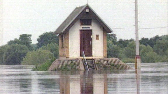 Pegelhaus ragt aus dem Wasser. 