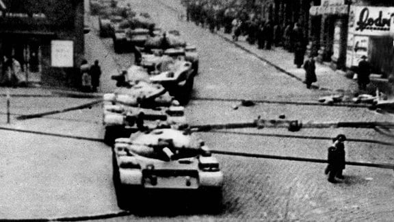 Sowjetische Panzer in BUdapest 1956 Ungarn-Aufstand
