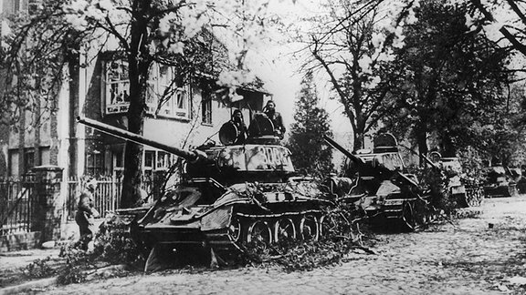 Panzer der Roten Armee 1945 am Stadtrand von Berlin