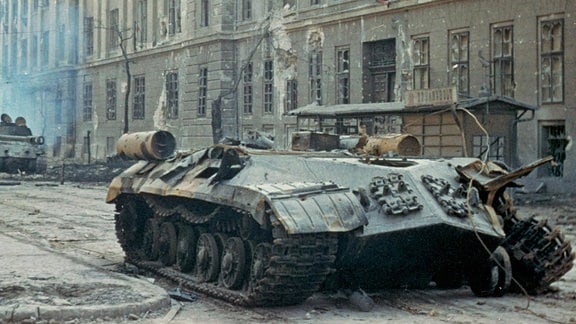 Zerstörte sowjetische Panzer vor Kilian-Kaserne in Budapest - Ungarn-Aufstand 1956