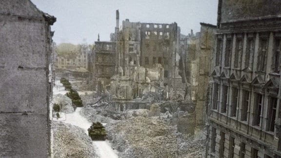 Panzer fahren durch die zerstörte Stadt Magdeburg
