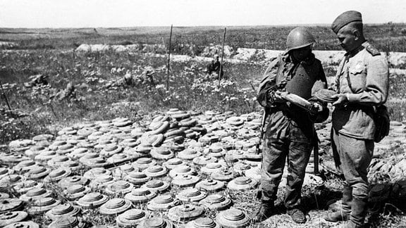 Sowjetische Pioniere mit Panzerminen im Bogen von Kursk