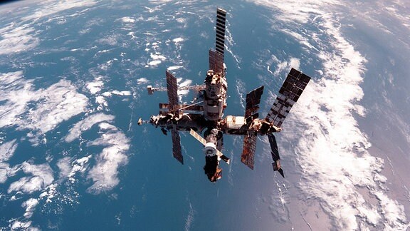 Weltraumstation MIR umrundet die Erde