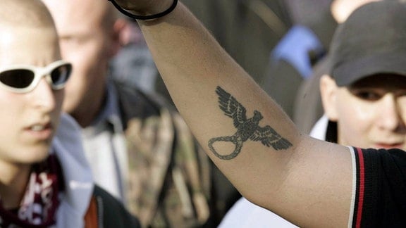 Rechtsextremer Demonstrant mit einem Reichsadler-Tattoo auf dem Unterarm während einer NPD Demonstration in Berlin Tegel