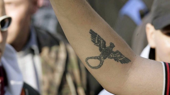 Rechtsextremer Demonstrant mit einem Reichsadler-Tattoo auf dem Unterarm während einer NPD Demonstration in Berlin Tegel