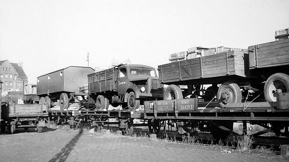Fahrzeuge und Anhänger auf Güterwagons