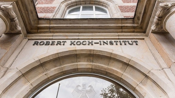 Logo am Eingang des Robert Koch-Instituts