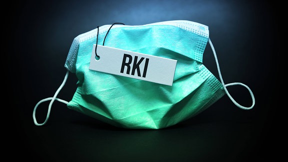 Schutzmaske mit Etikett und Aufschrift RKI